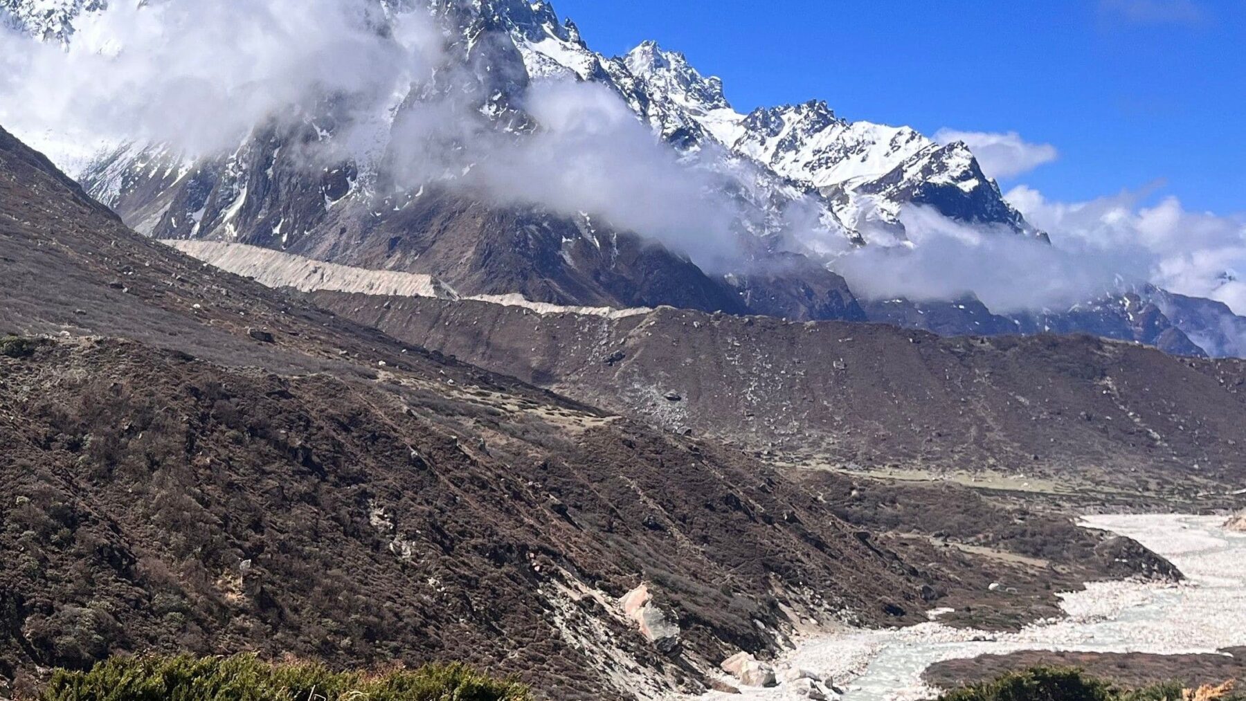 Catàstrofe glacial al Nepal: L'Himàlaia encadena inundacions i el risc d'allaus s'intensifica