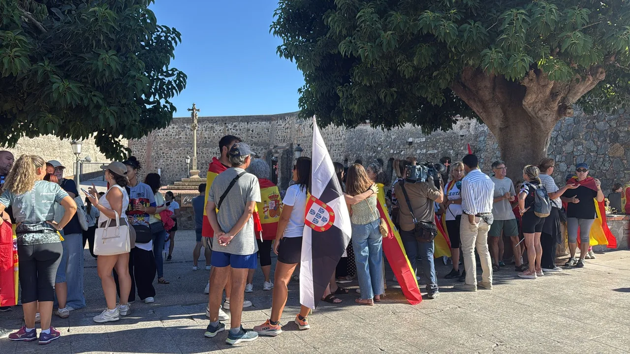 Crisi Migratòria a Ceuta: Tensió Creixent, Reaccions Polítiques i Resposta Ciutadana en un Agost Convolut