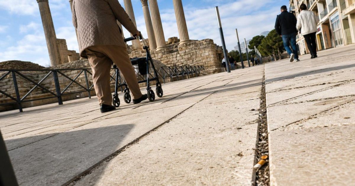 Les noves rajoles del Fòrum de la Colònia a Tarragona converteixen el passeig en una trampa