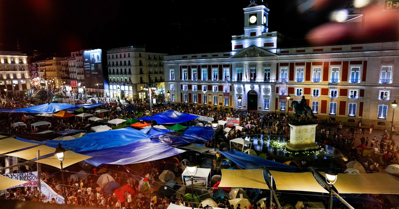 Cents de manifestants a Sol exigeixen el "decreto Maricarmen" i enfronten la seva segona nit d'acampada
