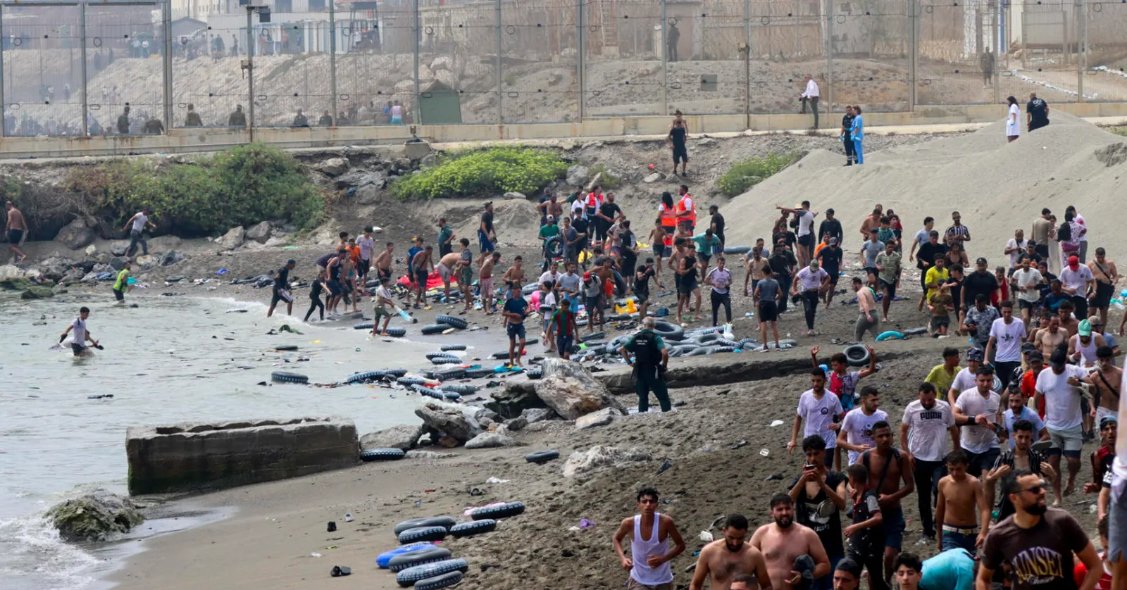 Crisi Migratòria a Ceuta: Tensió Institucional i Desafiaments Humanitaris