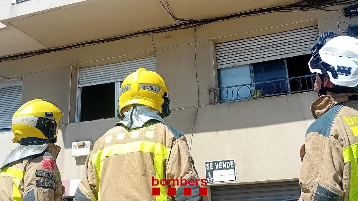 Desalojan tres pisos de un edificio de Tarragona ante el riesgo inminente de hundimiento por humedades