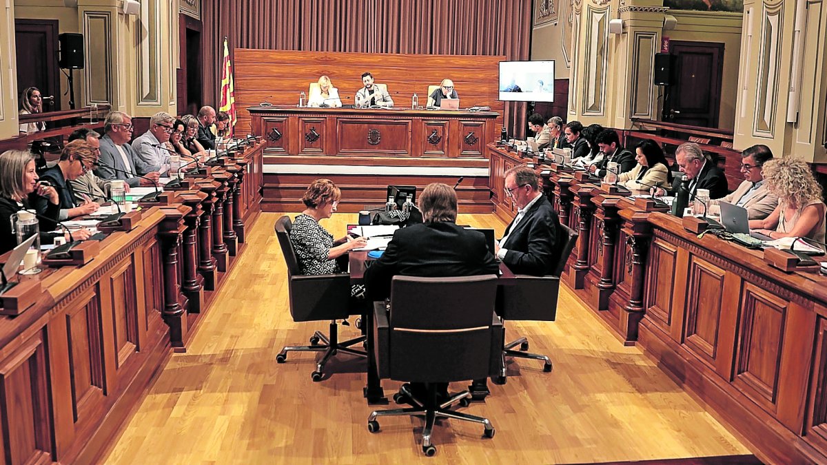El Parador de la Rambla Nova pendeix d'un fil