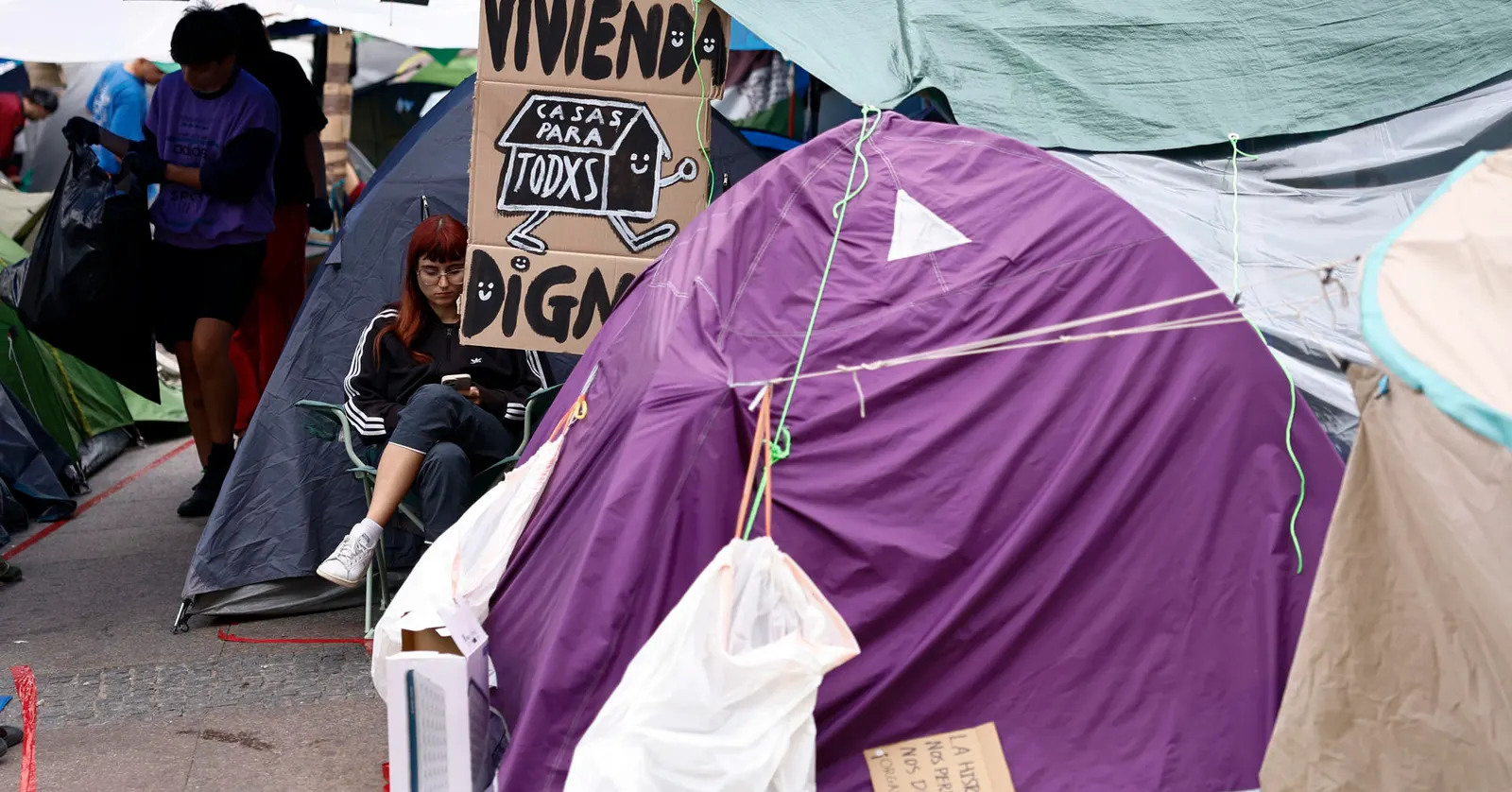 La muntanya de tendes a la Puerta del Sol: quatres nits de protesta queen la fractura social i la incapacitat política davant la crisi de l'habitatge