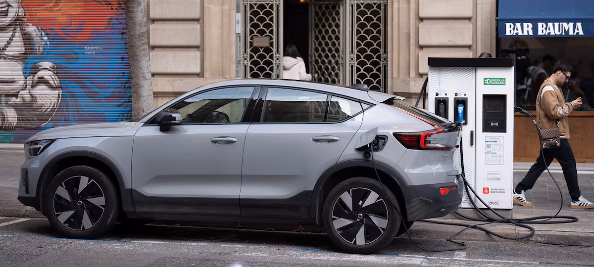 Desinformació climàtica: La batalla contra els mites sobre vehicles elèctrics i la realitat dels incendis forestals